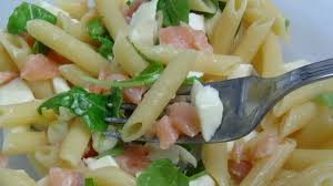 Per preparare la pasta fredda con gamberi rucola e pomodorini mettete a cuocere la pasta. Pennette Fredde Con Salmone Mozzarella E Rucola Ricetta Estiva Semplice E Veloce Youtube