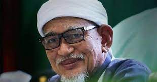 Di samping itu belajar agama, bahasa arab serta politik dari ayah sendiri iaitu tuan guru haji awang muhamad. Siapa Tuan Guru Haji Hadi Mengagumkan