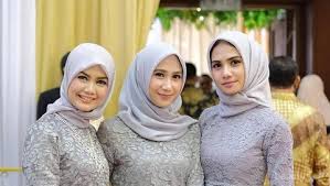 Model baju kondangan pria 1. Cantik Dan Menawan 7 Model Baju Pesta Muslim Sederhana Ini Cocok Banget Buat Kondangan