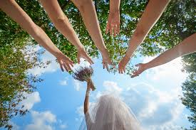 A une époque lointaine, le bouquet était offert aux dieux une fois la cérémonie à l'église terminée, pour porter chance au couple récemment marié. 6 Alternatives Au Lancer De Bouquet De Mariee Wedding Secret