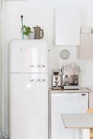 Les Secrets D Un Interieur Minimaliste Cocon De Decoration Le Blog Refrigerateur Retro Maison Retro Maison Scandinave