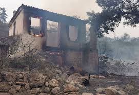 Αρχικά στο σημείο έσπευσαν 20 πυροσβέστες με 9 οχήματα. Samos Fwtia Sto Karlobasi Te8hke Ypo Elegxo Kahke Egkataleleimmenh Agroikia Grtimes Gr