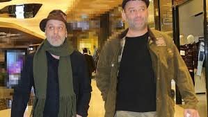 Şevket çoruh, 30 haziran 1973 tarihinde i̇stanbul'da, terzi bir anne ile şoför bir babanın tek çocuğu olarak doğmuştur. Ozan Guven Ile Sevket Coruh Toplanti Yapti Magazin Haberleri