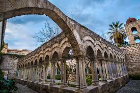 Over the centuries, other monastery buildings and homes were built around the church. La Palermo Arabo Normanna S Giovanni Degli Eremiti