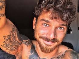 A quanto pare, non riesce a farli accostare sempre bene con ogni tipo di outfit, specialmente quelli eleganti. Uomini E Donne Gossip Andrea Cerioli Pentito Dei Suoi Tatuaggi La Verita
