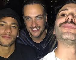 Neymar se une a brasileiros e cai na balada em Paris