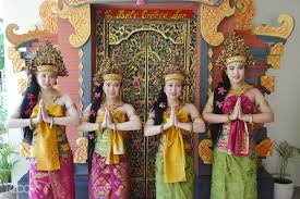 It is derived from indonesian culture and national costumes are worn during official occasions as well as traditional ceremonies. Traditional Costume And Photography Experience In Bali Indonesia