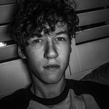 Tyler Down (@AwkwardPoloroid)