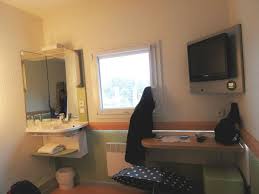 Găsiţi cea mai ieftină ofertă de cazare pentru hotel ibis budget courbevoie paris la défense 1 din courbevoie. Zimmer Mit Waschbecken Und Tv Picture Of Ibis Budget Courbevoie Paris La Defense 1 Tripadvisor