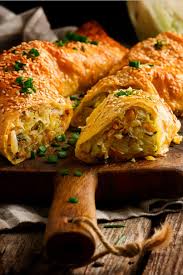 Kroatischer Strudel Aus Filoteig Mit Speck Und Weisskohl Fullung Foodtempel Rezept In 2021 Strudel Rezept Filoteig Strudel