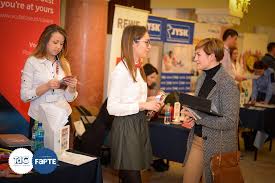Oferta locurilor de munca din judetul brașov. 1000 De Locuri De MuncÄƒ La Targul De Cariere BraÈ™ov All About Jobs