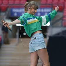 It is good to work out and take care of your body! Taylor Swift Denim Shorts By Madewell Popsugar Fashion Middle East