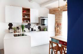Mobile cucina basso con struttura e top in cemento e paraschizzi in piastrelle patchwork sui toni di grigio. 26 Fantastiche Idee Per Cucine Piccole Homify