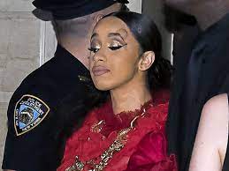 Cardi b © 2021 copyright. Wilder Streit Zwischen Cardi B Und Nicki Minaj Endet Mit Grosser Beule