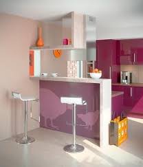 Es normalmente un sofá de mayores dimensiones, siendo entre los bancos rinconeros de cocina, es el estilo ideal para un joven, de edad o de espíritu, que aprecie un diseño más moderno, pero elegante. Cocinas Pequenas Y Modernas Con Barra Paperblog Cocinas Pequenas Con Barra Decoracion De Cocina Moderna Decoracion De Cocina