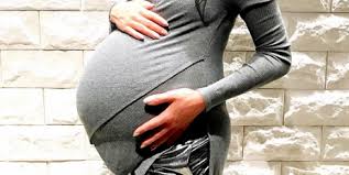 Und ich kann nur sagen, dass ich jetzt mit den zwillis bei 8+0 bereits meine umstandshosen anziehen muss, weil mein bauch schon so groß ist, wie bei meiner tochter damals ende des 5. Hochschwanger Mit Zwillingen Kann Ein Zu Praller Babybauch Gefahrlich Werden Kolner Stadt Anzeiger