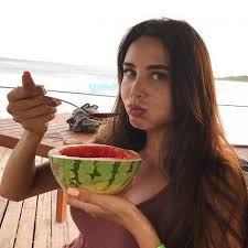 Анастасия молодая мама, у нее подрастает сын от рэпера, при этом она находит время на карьеру. Anastasia Reshetova Abruptly Deleted Instagram Celebrity News