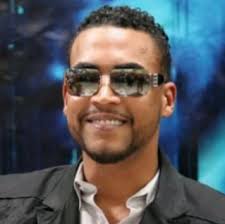 He was raised in santurce, a barrio of san juan, puerto rico, specifically in the villa palmeras area. Pin By Diana Penelope On My Guys Omar Actors Singer