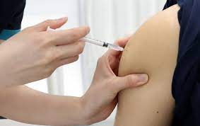 방역당국은 오는 8월부터 부속 의료기관 등 자체 인프라를 갖춘 기업에서 코로나19 백신접종을 진행하겠다고 밝혔다. Mgg8fdzaeisbnm