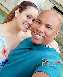 title Esta hermosa parejita👩‍❤️‍💋‍👨 de recién casados💍 andan de Luna de  Miel🥳❤️‍🔥🍾 El actor🎭 Leonardo Benítez🤩 y su esposa Celia Pérez🥰 ahora  disfrutan en España⛱️ de unas merecidas vacaciones🙌 Hoy celebramos junto