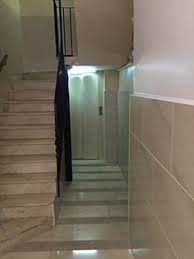 Mientras viajo en libertad, vos chocás. Es Obligatorio Bajar El Ascensor A Cota Cero Ascensoresymas