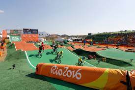 Het woord bmx staat voor bicycle motocross (de x staat dus voor cross). Bmx Wikipedia