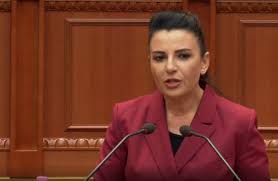 Degradon rëndë debati/ “Merret me gjyshin tim”, i përmendi Beqir Ballukun,  ministrja i kthehet ashpër Sali Berishës: Burrë plak flet për orgji, i ka  këto gjëra në kokë, mund të vazhdoni të