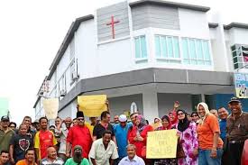 Apalagi ais kepal di food center taman medan berjaya langkawi, spot dato. Protesters Converged Outside Taman Medan Church Force It To Take Down Cross Coconuts Kl