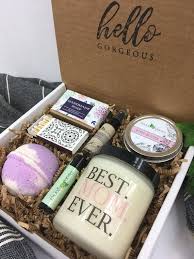 Here are 50+ best christmas gift ideas as one of the single most important people in your life, the pressure is on to pick a present that's thoughtful, affordable and that she'll actually look. Christmas Gift For Mom Holiday Present Xmas Gift For Mama Spa Box For Mom Christmas Gifts For Sister Christmas Presents For Moms Christmas Gifts For Mom