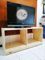 Dengan sentuhan furniture dari bahan kayu trembesi akan menambah kesan dekorasi interior rumah yang menawan. 30 Rekomendasi Meja Tv Terbaik Model Harga 2021
