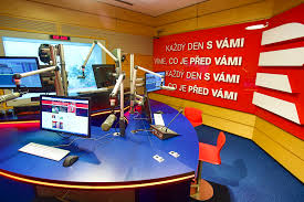 24 hodin denně nabízí rychlý, kvalitní a komplexní informační servis o událostech doma i v zahraničí. Radiozurnal Zacal Vysilat Z Novych Studii Informace O Ceskem Rozhlase