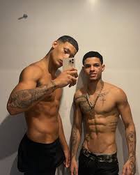 Yuri Machado I dont understand, just because I get men for work they  think Im gay, you have to know how to separate things