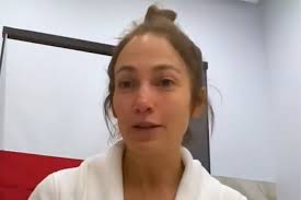 Jennifer Lopez aparece sem maquiagem e impressiona fãs