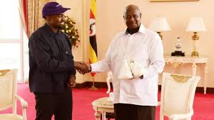 El presidente de uganda yoweri museveni, pidió a dios perdón por los pecados de su pueblo, esta suplica el mandatario la realizó en el. Kayne West Le Regala Al Presidente De Uganda Unos Yeezy La Republica Ec