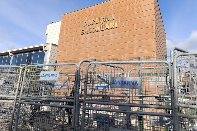 İBB davası gergin başladı: Mahkeme reddi hakim talebini reddetti, duruşma  ertelendi - Evrensel