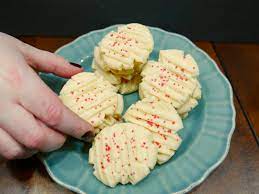 Using either your fingers or two forks, mix in the butter, until a soft dough is formed. Canada Cornstarch Shortbread Cookies Shortbread Cookies With Cornstarch Whipped Shortbread Cookies Shortbread Cookies