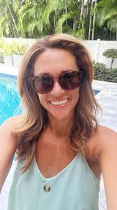 Kelly Roach (@kellyroachlive)