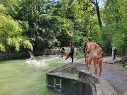 So, heute ist die saison eröffnet. Eisbach Munchen Abkuhlung Und Baden Im Sommer