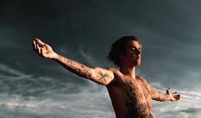 Justin's first tattoo is a small seagull in flight on his left hip. Mytattoo Com Welche Bedeutung Haben Die Tattoos Von Justin Bieber