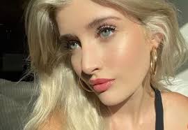 Sami, dochter van Charlie Sheen en ex-Bondgirl Denise Richards, imponeert  met geweldige badpakfoto's