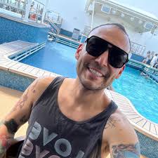 Who wants to play and beat Borderlands 3 together?