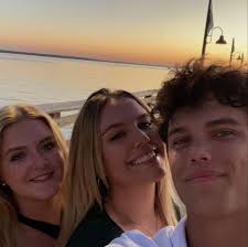 chicken alfredo when you're in Lex 😐 chicken alfredo when you're at a  fancy dinner in Hilton Head 😁