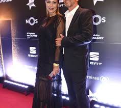 Elsa Raposo regressa a Portugal e pede ajuda para o filho