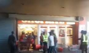 Hundreds residents of vredenburg, on the west coast. Videos Store Looting And Tyre Burning In Cape Town During Lockdown Extension