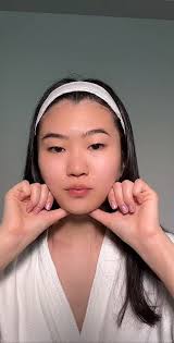 Experts ensinam como fazer massagem linfática caseira para desinchar