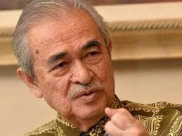 Najib berkata, tun abdul razak juga pernah melakukan perkara sama demi 'kestabilan dalam negara untuk memulihkan negara'. Tun Abdullah Isteri Zahir Takziah Kepada Keluarga Tun Rahah