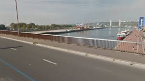 Dans l'éventualité où il ne reviendrait pas vivant, guillaume présente son fils robert à ses fidèles barons pour recevoir le trône ducal en héritage. Rouen Le Conducteur Arrete Sa Voiture Sur Le Pont Et Se Jette Dans La Seine Il Est Sauve Par Deux Temoins