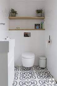 combinatie portugese tegels en hout kleine badkamer verbouwen badkamerideeen badkamer diy