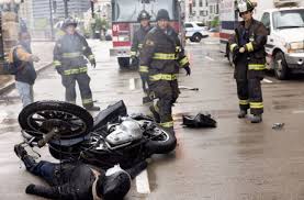 Después de la muerte de bombero andy darden, la lealtad se fractura y se divide como el teniente matthew casey, teniente del cami&oacute;n 81, y el teniente kelly severide, teniente del. Ro6kibfhl3wx3m