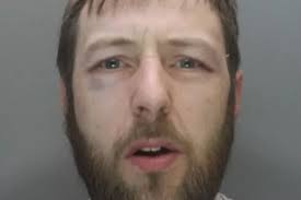 Manhunt for Bargain Booze robber who terrorised mum and daughter in hammer  raid